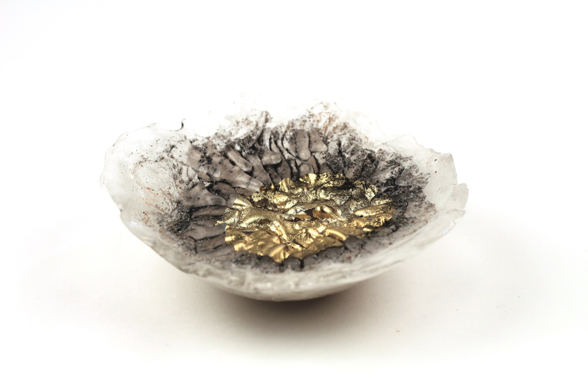 Schale aus Glas mit Gold und Schwarz, Susanne Sorg